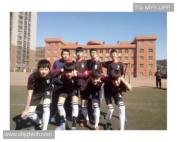 足球明星人物通讯稿：聚焦绿茵场上的传奇与荣耀，探索他们的奋斗与梦想